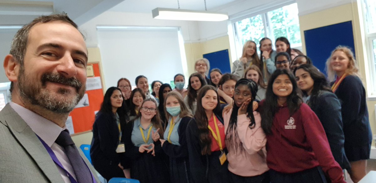 CHSG_MFL's tweet photo. ¡Buena suerte chicas! en sus examenes de #GCSE a todas nuestras alumnas de lenguas extranjeras.
Aqui tenemos a parte de las alumnas de español practicando el examen oral y en su última leccion presencial. #chsg #teamchsg #mfl #Spanish https://t.co/mqA5490AfB