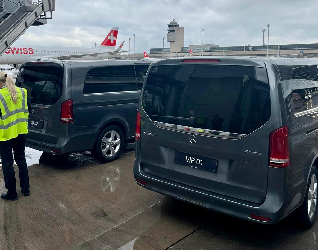 UKEmbassyBerne's tweet photo. Touchdown. 

His Majesty's Ambassador @JamesWSquire welcomes Secretary of State for Business and Trade @KemiBadenoch to Switzerland to launch #FTA negotiations 🇬🇧🇨🇭 https://t.co/BjEiOl7xdw