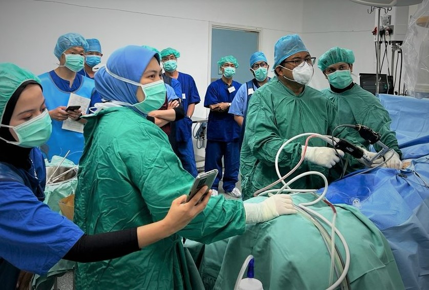 EMSUrology's tweet photo. Impressions from a fantastic #MasterClass in @hselayang, Malaysia with Dato' Dr. Rohan Malek, @takatakaJinoue  and Dr. Toh Charng Chee. 

8 incredible live cases with Swiss #LithoClast Trilogy and #LaserClast Thulium Power - really appreciated by all! 👏👏👏 @Stempel_EMS https://t.co/tZ8VKwuLA5