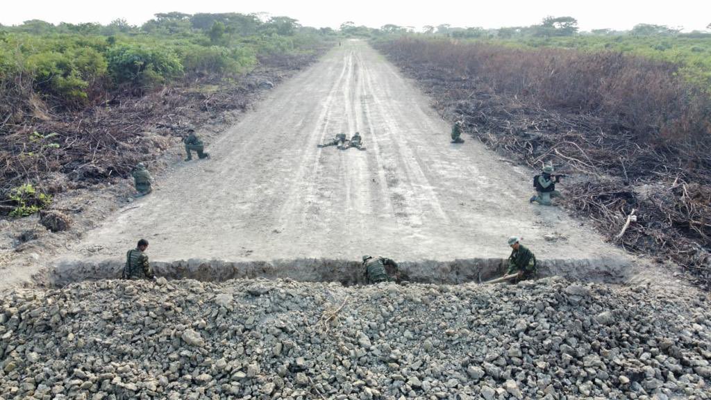#AsíLoDijo || GJ <a href="/dhernandezlarez/">GJ. Domingo Hernández Lárez</a> Unidades de reacción inmediata de la #FANB desplegadas en el territorio Sur del Lago, inutilizando pistas clandestinas organizadas y usadas por el narcotráfico.
#IntegrarEsVencer