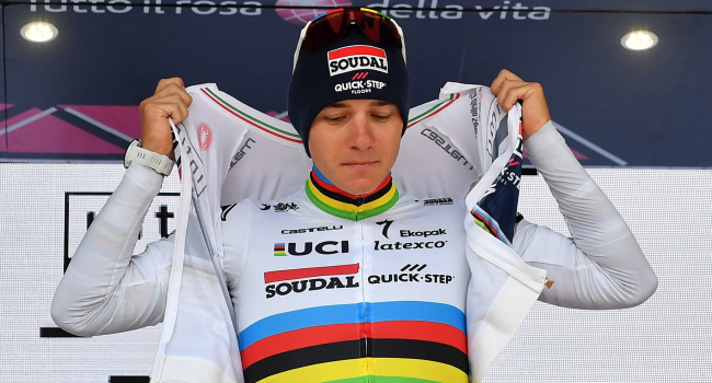 İtalya Bisiklet Turu'nun (Giro) şampiyonluk adaylarından tur lideri Belçikalı Remco Evenepoel, Covid-19 testinin pozitif çıkması nedeniyle yarıştan çekildi. #RemcoEvenepoel