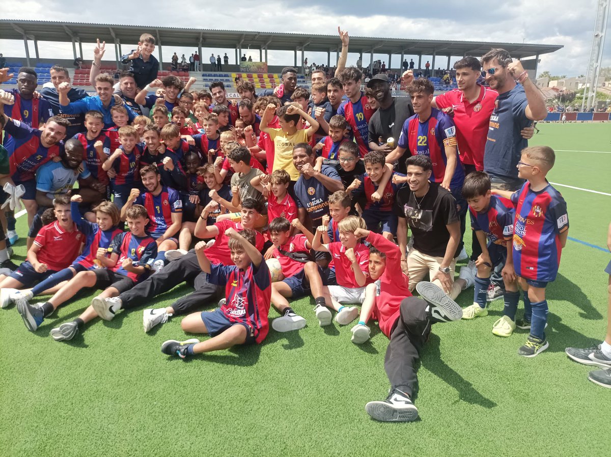 Hem fet història! ❤️💙
Un any molt difícil que acaba de la millor manera.
Som de 3RFEF <a href="/FCLESCALA/">FC L'ESCALA</a>