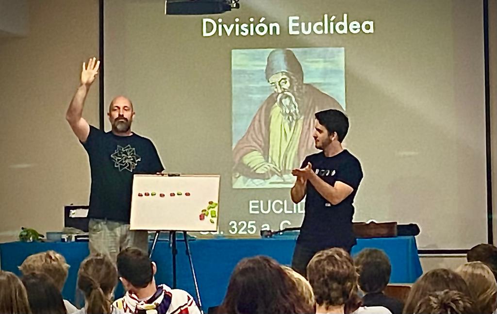 AmptaFGLorca's tweet photo. Esta mañana los alumnos de 1º y 2º ESO de @IES_FGL  han asistido a la charla "Música Quebrada" de @divermates , organizada por los departamentos de Matemáticas y Música con la colaboración del AMPTA, donde los alumnos han podido ver la relación de las matemáticas con la música. https://t.co/dFC3om1kIy
