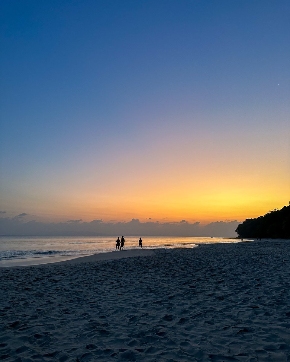 BarefootAndaman's tweet photo. Immersed in the mesmerising hues of the setting sun, you can witness nature’s masterpiece at Radhanagar Beach. 🌅

To book your stay at Barefoot at Havelock, visit the link in bio!

#Barefoot #Havelock #Vacation #Sunset https://t.co/D7hVuLbfSM