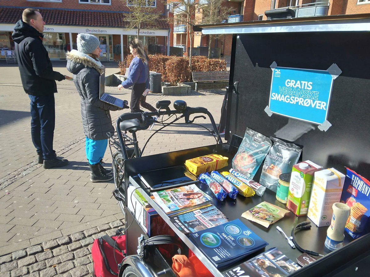 VI smider vinterfrakkerne ☀️ 🌡️  
Kom og mød os til hele 14 begivenheder denne uge!
Vi har afdelinger i hele landet med unge, der kæmper for dyrene.
Se alle events på: dyrenesalliance.dk/kalender

#dyrenesalliance #aktivisme #veganisme #plantebaseret #dyr #vegansk #teamwork