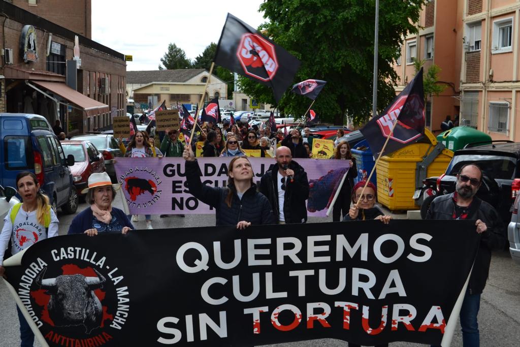 AntitaurinaCLM's tweet photo. Las 5 provincias de Castilla - La Mancha reunidas en la II Manifestación Antitaurina Autonómica organizada por @CuAntiespecista un éxito de asistencia y fuerzas renovadas 💪🏻
#TauromaquiaAbolición 🐃 https://t.co/feSV0cRGwa
