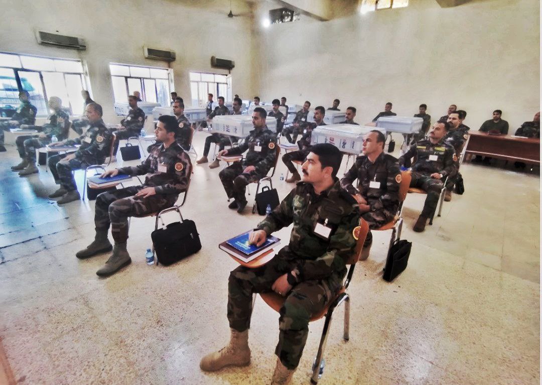 forces_command's tweet photo. Presentation of a #seminar to the #officers of our #command in the fifth basic artillery training by Commander #Sihad_Barzani, Commander of #1st_supporting_forces_command
#فەرماندەیی_ھێزەکانی_پشتیوانی_یەک
#kurdistan #peshmarga https://t.co/Rqzwp9Gsjy