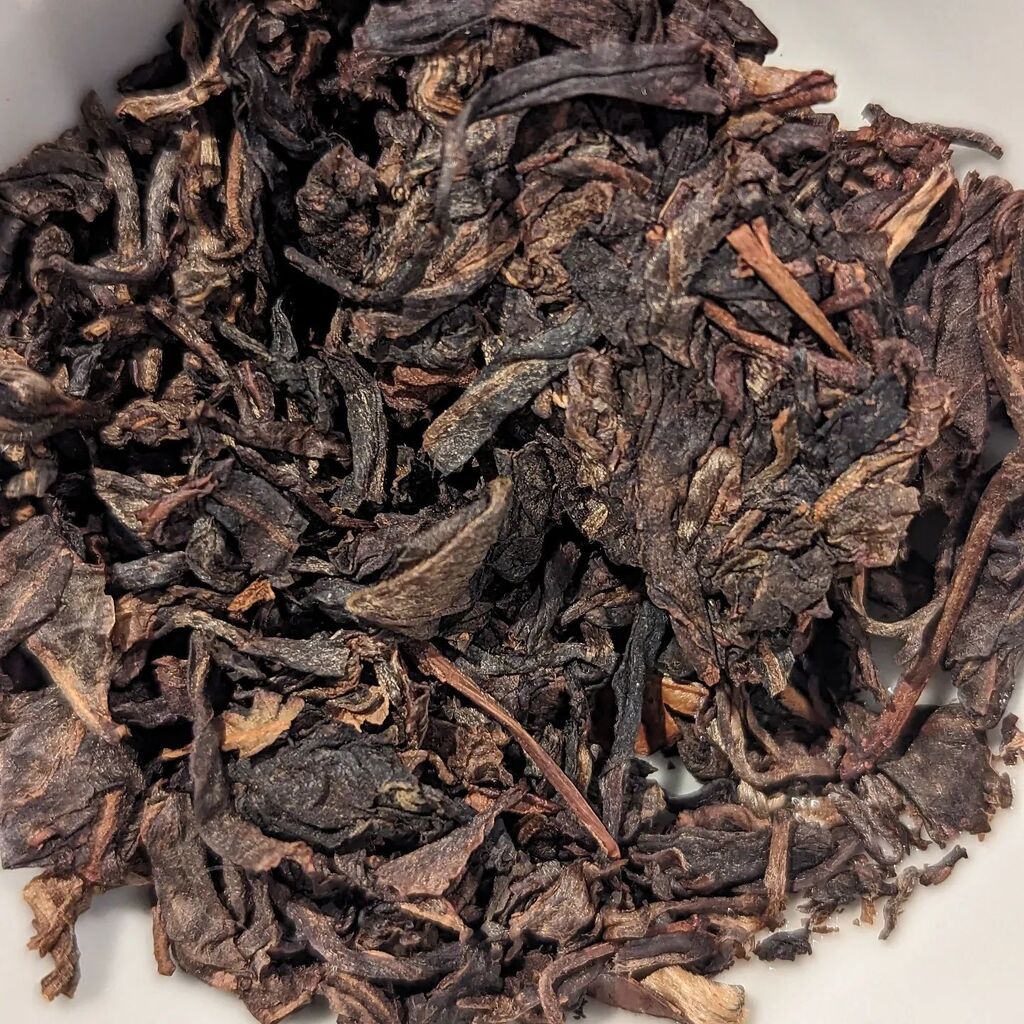 qaantar's tweet photo. 2003 Jing Mai to start the week. Hard to believe this tea is already 20 years old... #tea #puer #puerh #jingmai https://t.co/24NJbzl5QA https://t.co/aBBNVz5tKQ