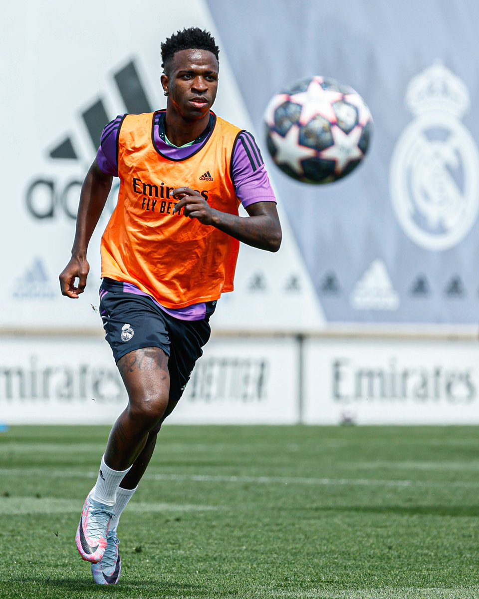 realmadridpt's tweet photo. 👀 O homem tá focado na #UCL!
#RMCity https://t.co/LWlj604NYL