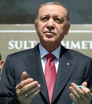 اي رئيس انت حتى يترقب العالم كله لحظة انتصارك على صفيح من نار,,,بل اي رئيس انت حتى يخصك كل المسلمين بالدعاء في صلاتهم  ،  سيدي الرئيس انت لا تحتاج الى فرصة لتحكم #تركيا مرة أخرى بل تركيا تحتاجك كفرصة أخرى لتقود العالم بعد ان اصبحت من ضمن كبارها ربنا معاك
