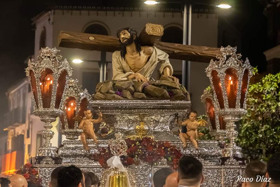 CofradeVeleno's tweet photo. Gran Poder en su tercera caída, Vélez Málaga. El 7 de octubre de 2023 saldrá en procesión extraordinaria acompañado musicalmente por la agrupación Virgen de los Reyes. Cita importante en el calendario de #CofradiasMLG

📷 Paco Díaz. https://t.co/yY8prkO2zo