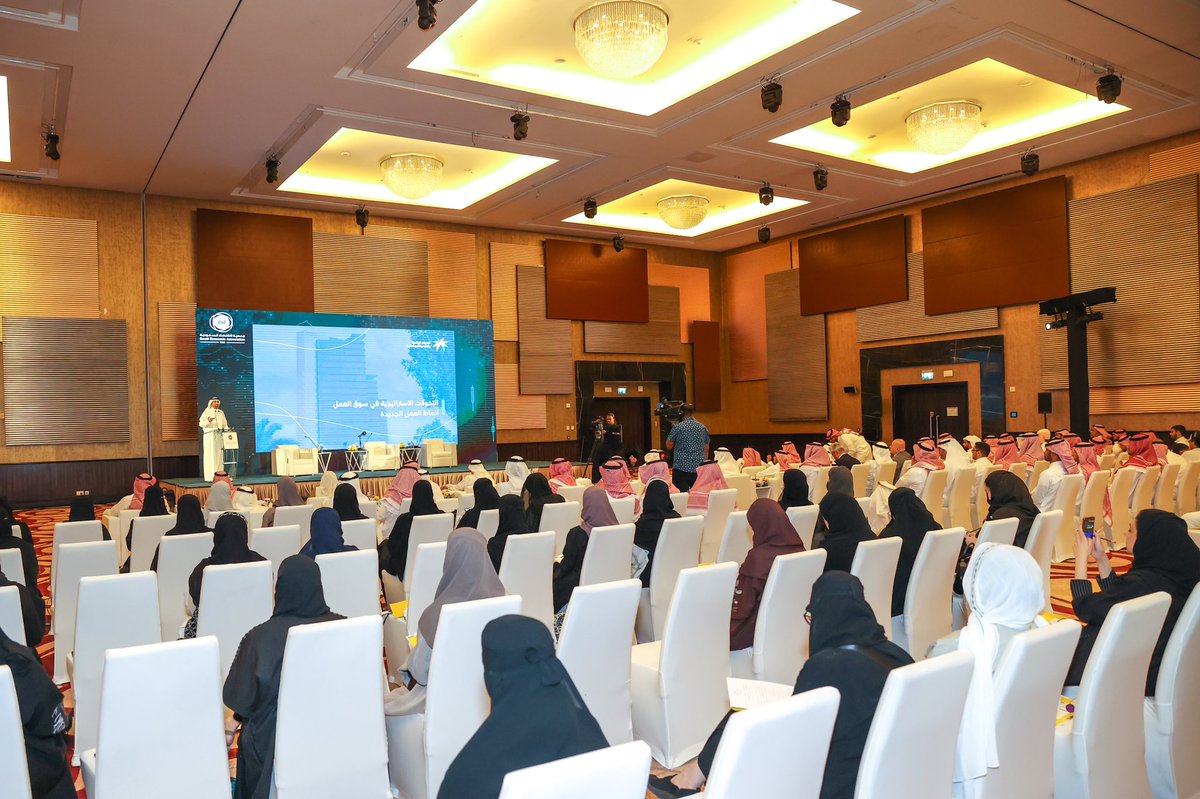 أكدنا اليوم خلال محاضرة "التحولات الاستراتيجية في سوق العمل" أهمية تمكين الكوادر الوطنية، ورفع مهاراتهم، وتعزيز دورهم في مستقبل هذا الوطن، وسعدت بمستوى النقاش وتبادل الأفكار والمقترحات مع الحضور، ورؤية شبابنا للتطوير، وشغفهم بتحقيق طموحاتهم، وأشكر جمعية <a href="/TheSaudiEA/">جمعية الاقتصاد السعودية</a> على جهودهم.