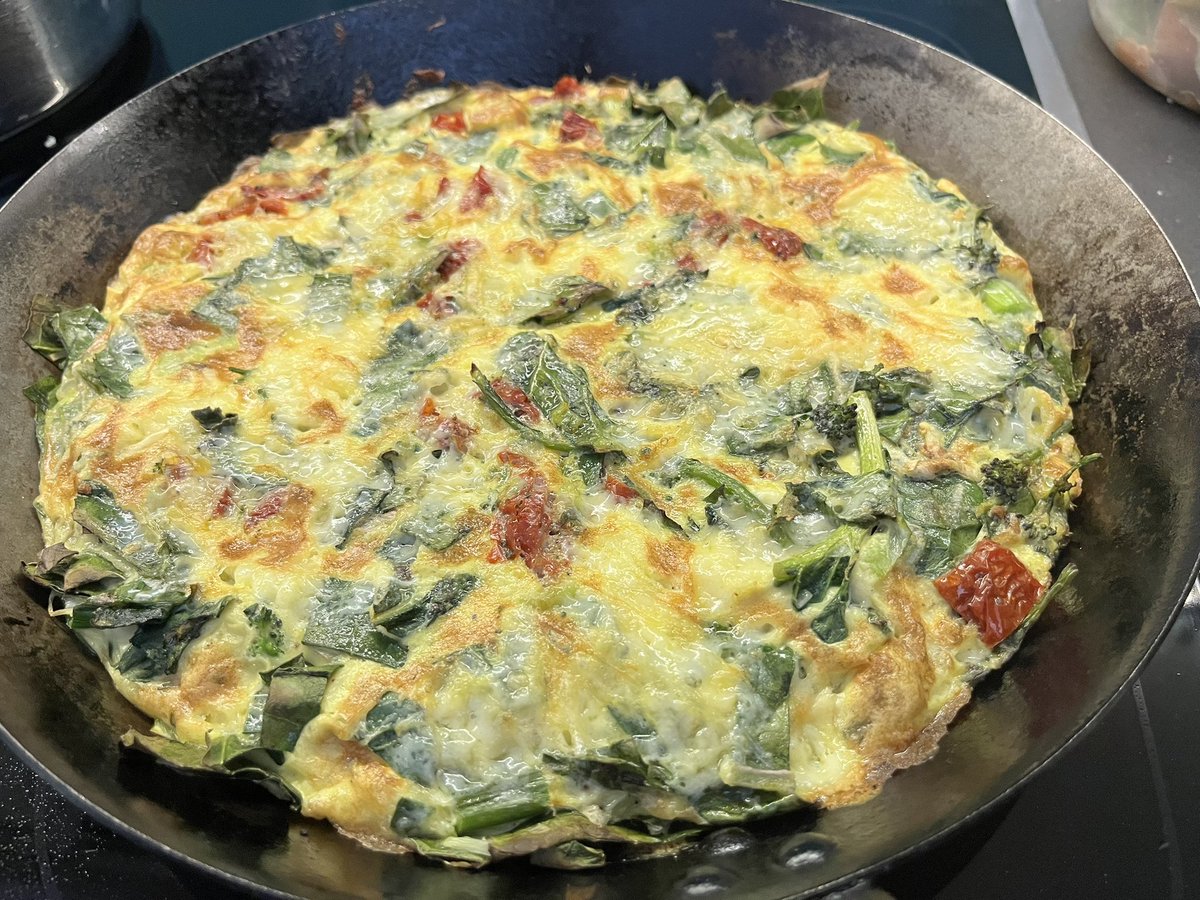 chrischeyette's tweet photo. One of my favourite quick lunches. Great for using up any veg. This one’s made with leeks, cabbage, sun-dried tomato and cheese. With some kimchee from @GetLooseFoods 
#lunch #seasonalveg #vegpower #budgetrecipes https://t.co/MPiwqQDV5b