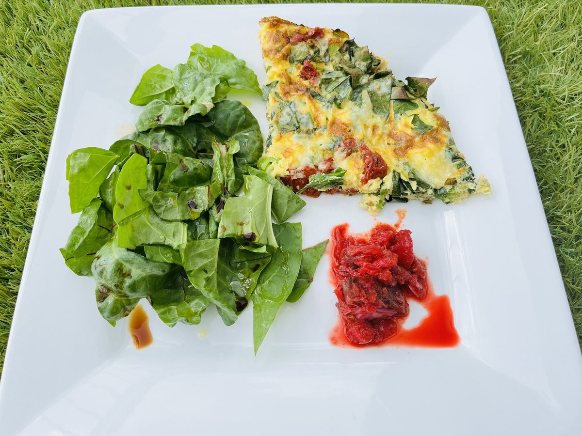 chrischeyette's tweet photo. One of my favourite quick lunches. Great for using up any veg. This one’s made with leeks, cabbage, sun-dried tomato and cheese. With some kimchee from @GetLooseFoods 
#lunch #seasonalveg #vegpower #budgetrecipes https://t.co/MPiwqQDV5b