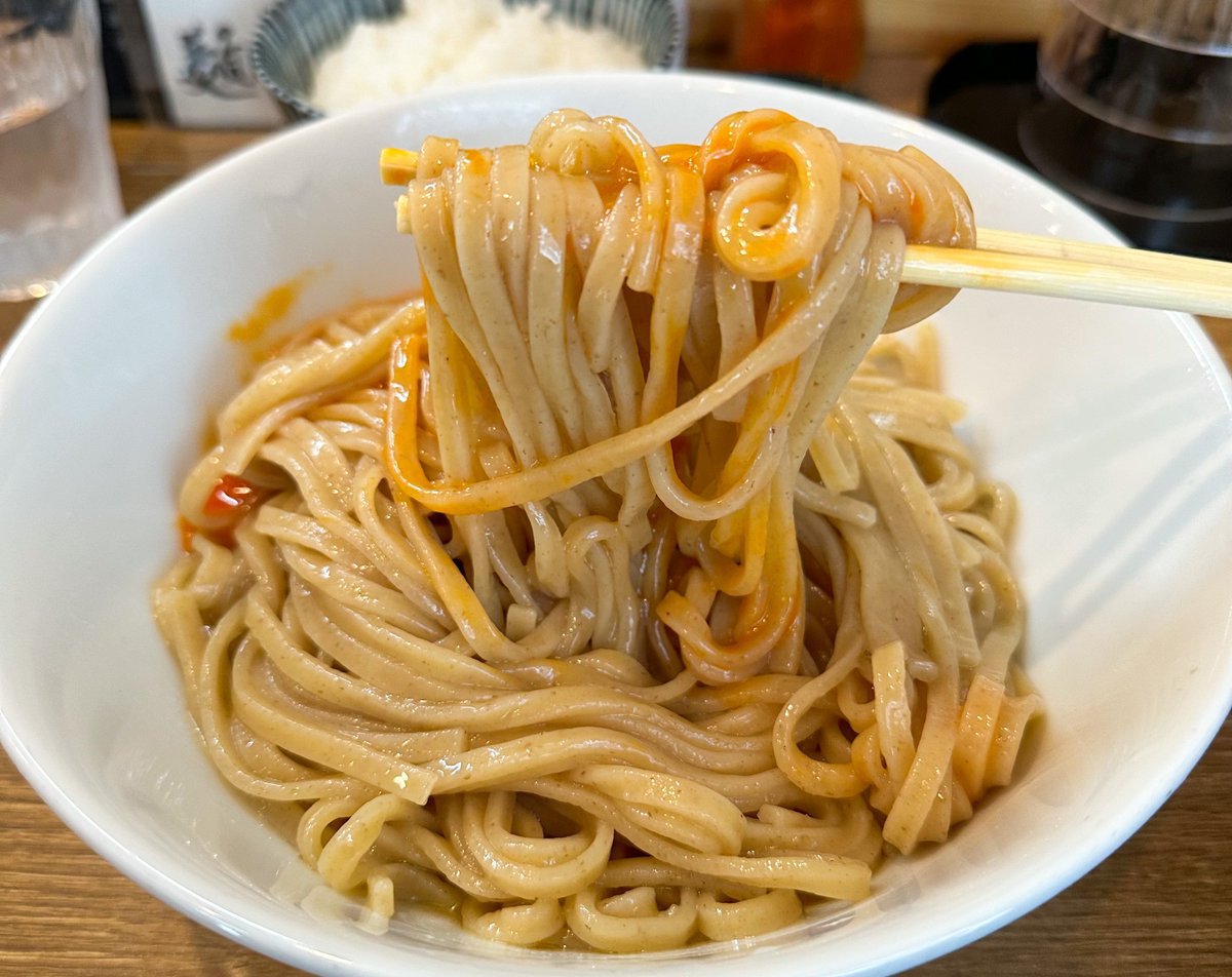 muni_gurume's tweet photo. 【桐麺】 
@大阪：十三駅から徒歩3分

だし醤油と卵を絡めた「冷やし桐玉」を食べられるお店。
コシのあるモチモチ麺はほどよい弾力が特徴的で、暑い日にすすりたくなる一杯！
濃いめの醤油が麺と絡むと相性抜群で、ご飯を追加してシメにTKGにしても美味🍜

お店の営業時間や価格など👉

・冷やし桐玉1000円
・営業時間:11:00~15:00
・定休日:火曜 住所:大阪府大阪市淀川区十三本町2-1-6