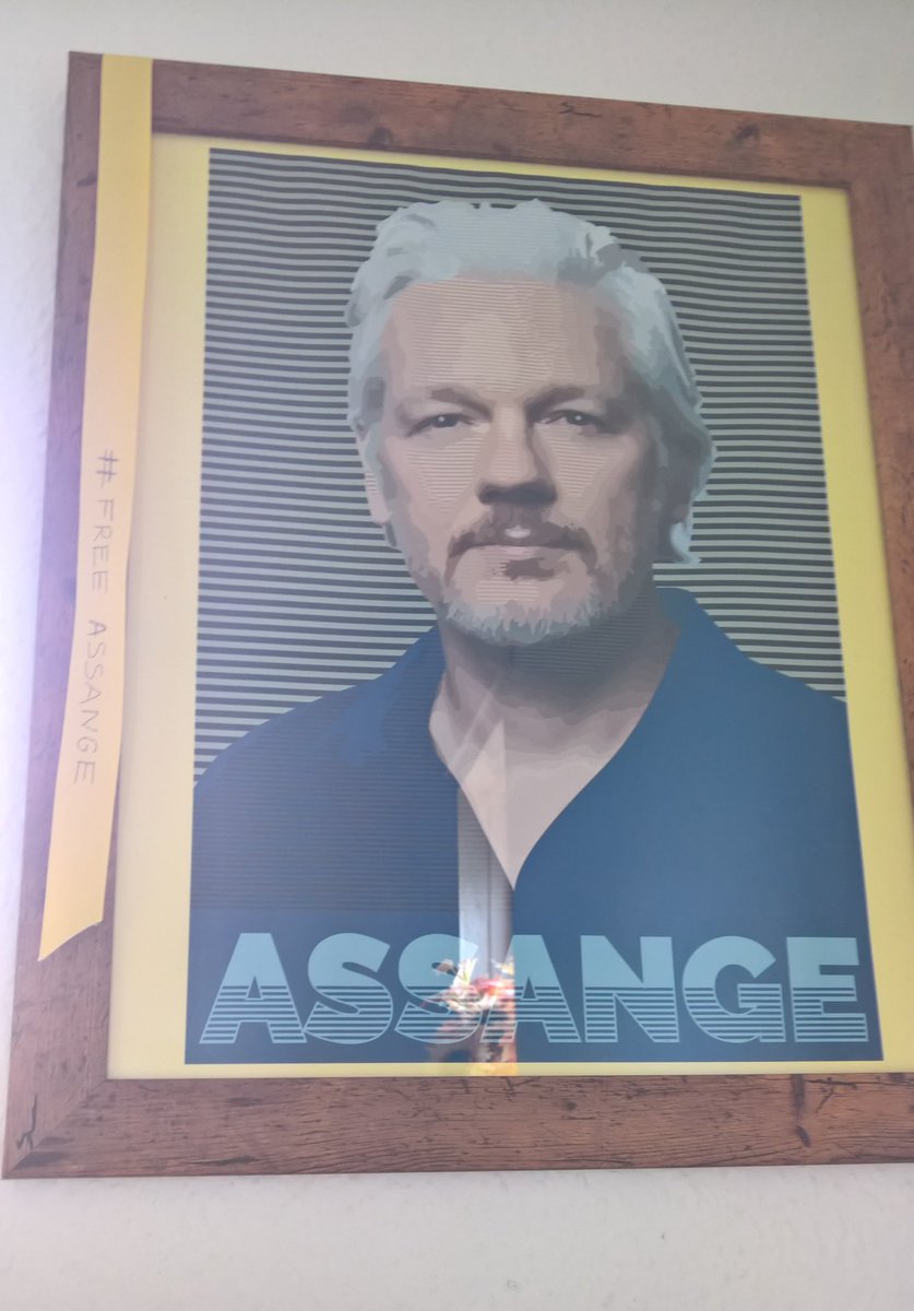 I've a large picture of Julian #Assange in my home.  Recently, work men who didn't know what the US & UK are doing to Julian asked me about him. They were visibly horrified and vowed to inform others of the truth
#TruthMatters #StandWithAssange 🎗
#SaveAssange #FreeAssangeNOW