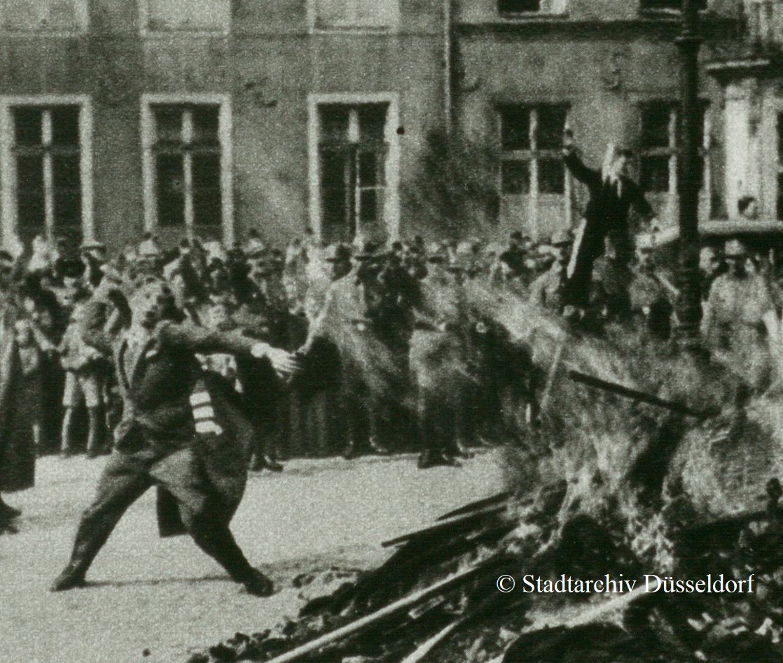 "Das war ein Vorspiel nur …" – Erinnerung an die Bücherverbrennungen 1933

Montag, 22. Mai, 19 Uhr in der Zentralbibliothek im KAP1, Konrad-Adenauer-Platz 1.

duesseldorf.de/medienportal/p…

Foto: Verbrennung von Büchern, Fahnen und Bildern auf dem Marktplatz, Mai 1933.