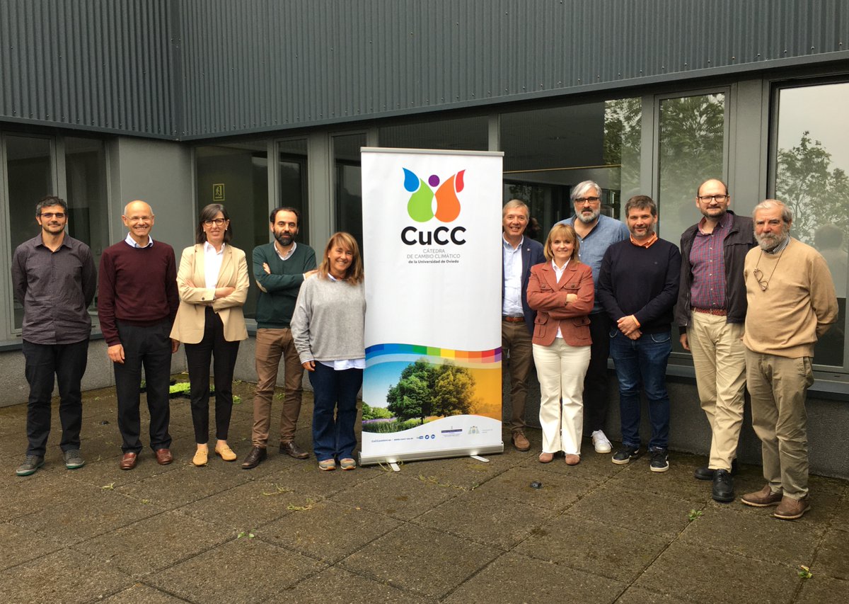 ✅ La viceconsejera Nieves Roqueñí ha asistido en el campus de Mieres a la constitución del comité científico de la Cátedra de Cambio Climático de @uniovi_info. 🗣Roqueñí ha agradecido la implicación de los expertos integrantes de este órgano. Más ℹ️👇 cutt.ly/P6UjwuF