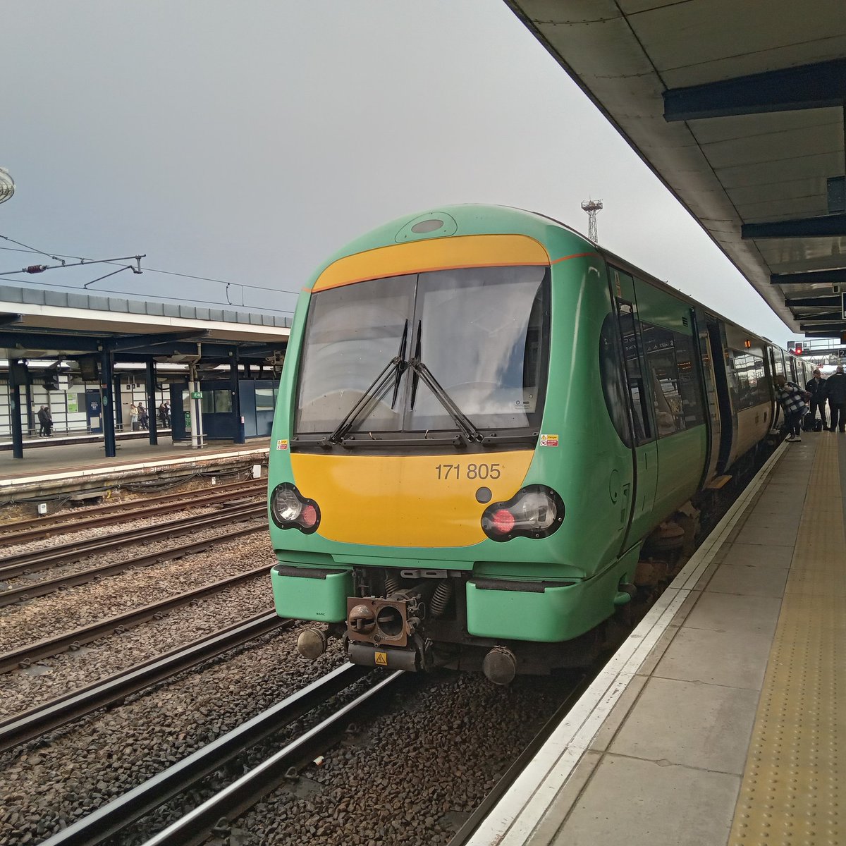 NotYOLOSmh's tweet image. 171805 at Ashford International sometime in April (Too lazy to check the date this was taken)

#Class171 @SouthernRailUK