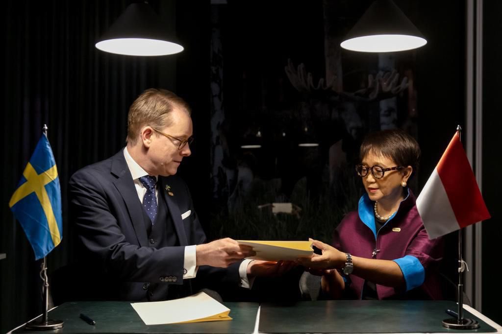 Proud to be present when Foreign Minister <a href="/TobiasBillstrom/">Tobias Billström</a> handed over the intention letter for accession to Treaty of Amity &amp; Cooperation (TAC) to the ASEAN Chair Foreign Minister <a href="/Menlu_RI/">Menteri Luar Negeri Republik Indonesia</a>  13/05/23
🇮🇩🇸🇪
TAC for maintaining regional peace &amp; stability in SEA

#EU2023SE