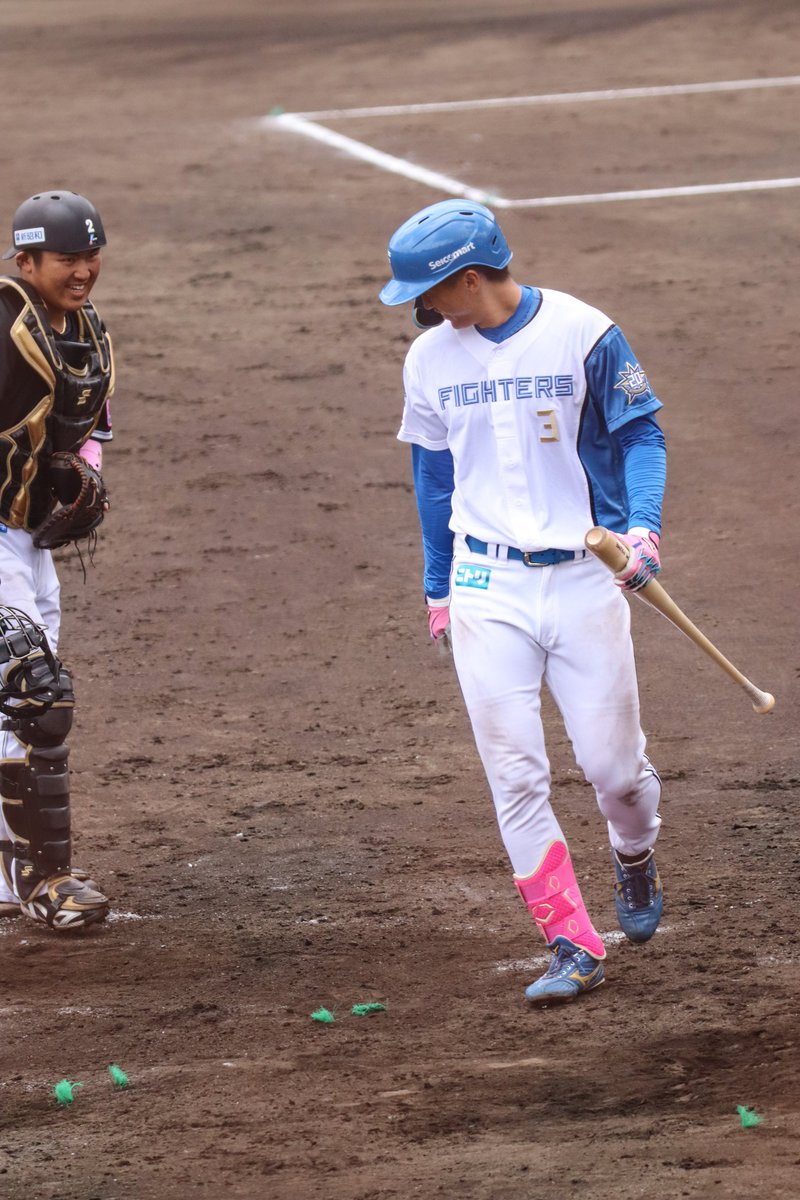 chi_j3's tweet photo. 何話したんだろう??ニコニコ松川くんかわいいね
#加藤豪将 #lovefighters #松川虎生 #chibalotte 
2023.05.14@鎌ヶ谷スタジアム https://t.co/nE9nWNhW9W