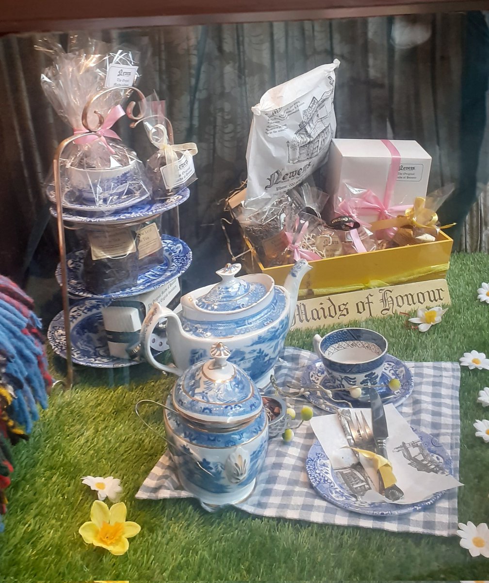 International Tea day - if you are ever in Kew - @MaidsofHonour - will serve you a delicious cup of tea and the cakes are - go taste for yourself..you won't be dissapointed 🍰💙