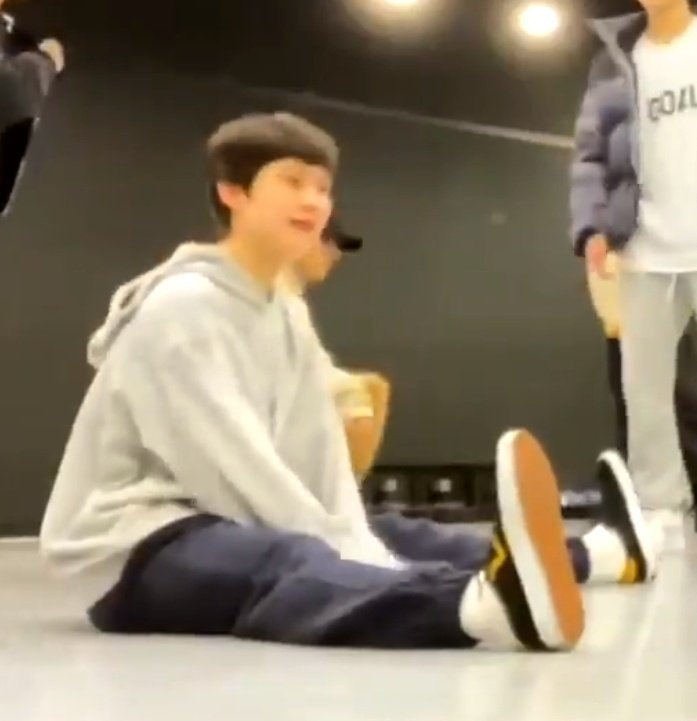 ksnimage's tweet photo. remember when sunoo cut his hair before because he thought it was already too long and the result was very cute T_T https://t.co/jZAKwJe5Yn