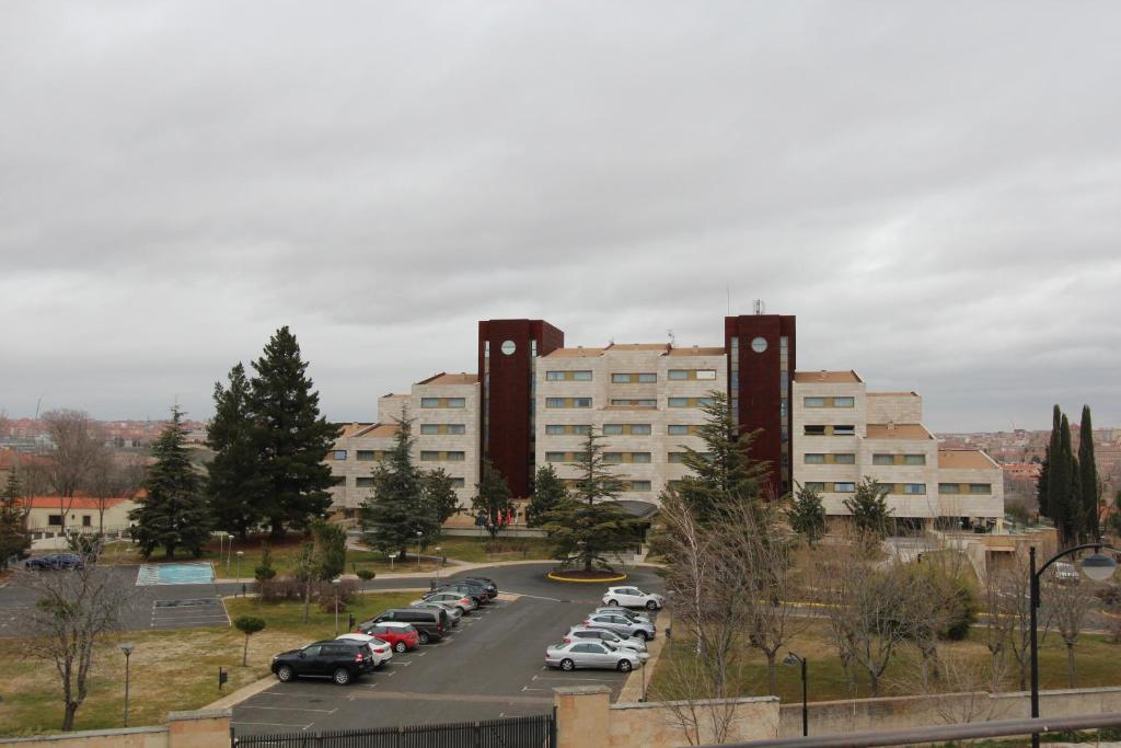 EurowestHotel's tweet photo. 📷 𝐄𝐥 𝐇𝐨𝐭𝐞𝐥 𝐄𝐮𝐫𝐨𝐰𝐞𝐬𝐭 se ubica cerca del río Tormes. A metros del Parador de Salamanca, mientras que la célebre 𝐔𝐧𝐢𝐯𝐞𝐫𝐬𝐢𝐝𝐚𝐝 𝐝𝐞 𝐒𝐚𝐥𝐚𝐦𝐚𝐧𝐜𝐚 y la Catedral están a 10 minutos de distancia .📷 𝐑𝐞𝐬𝐞𝐫𝐯𝐚 𝐭𝐮 𝐡𝐚𝐛𝐢𝐭𝐚𝐜𝐢ó𝐧 📷 923.19.40.21 https://t.co/HPZ5JsEMSP