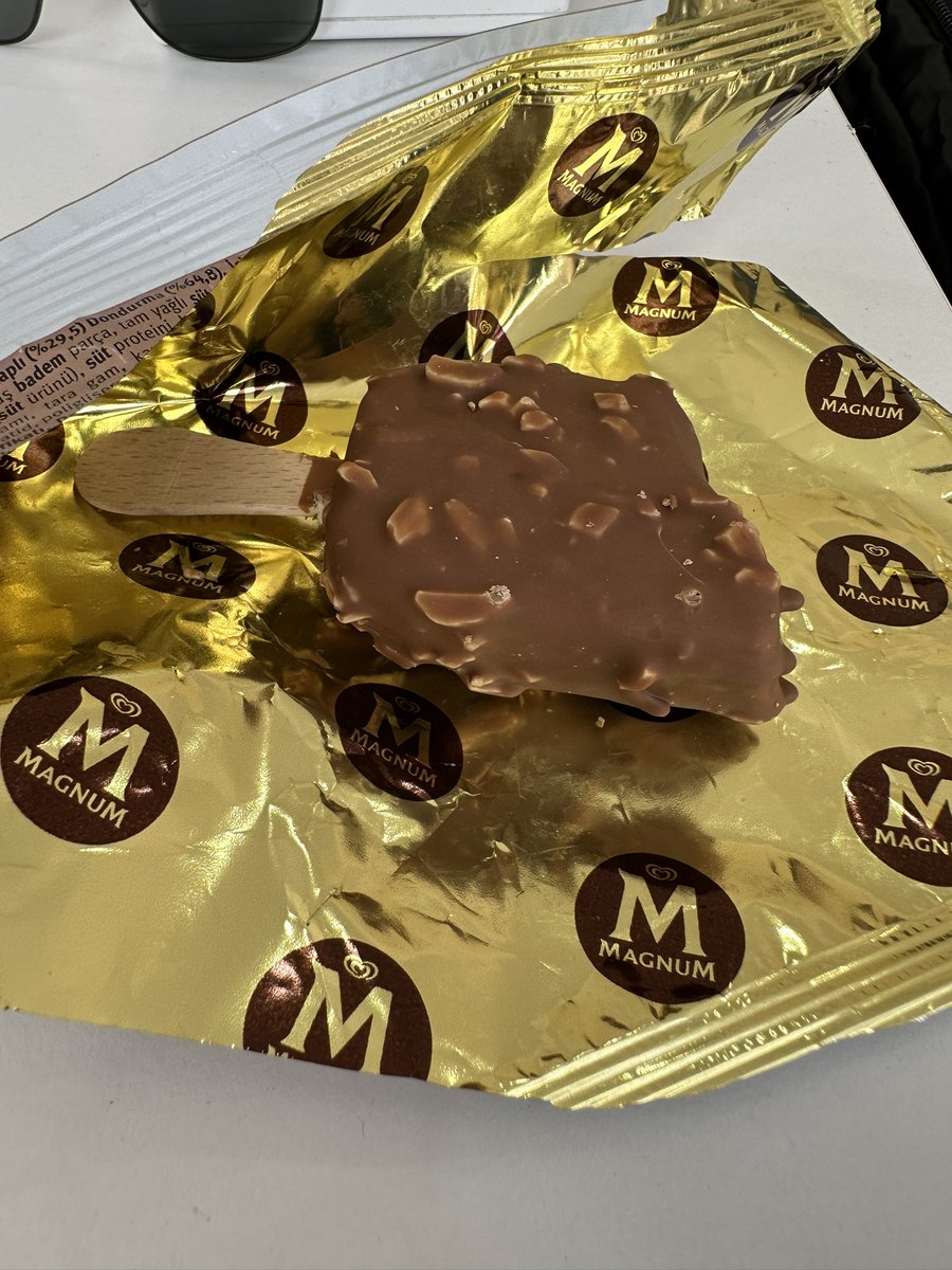 yyemine1's tweet photo. @MagnumIceCream @MagnumSA @AlgidaTurkiye @MagnumTurkiye 
Paketi açtım ve çok mutsuzum. Bu nedir? https://t.co/Is7J8BvKdX