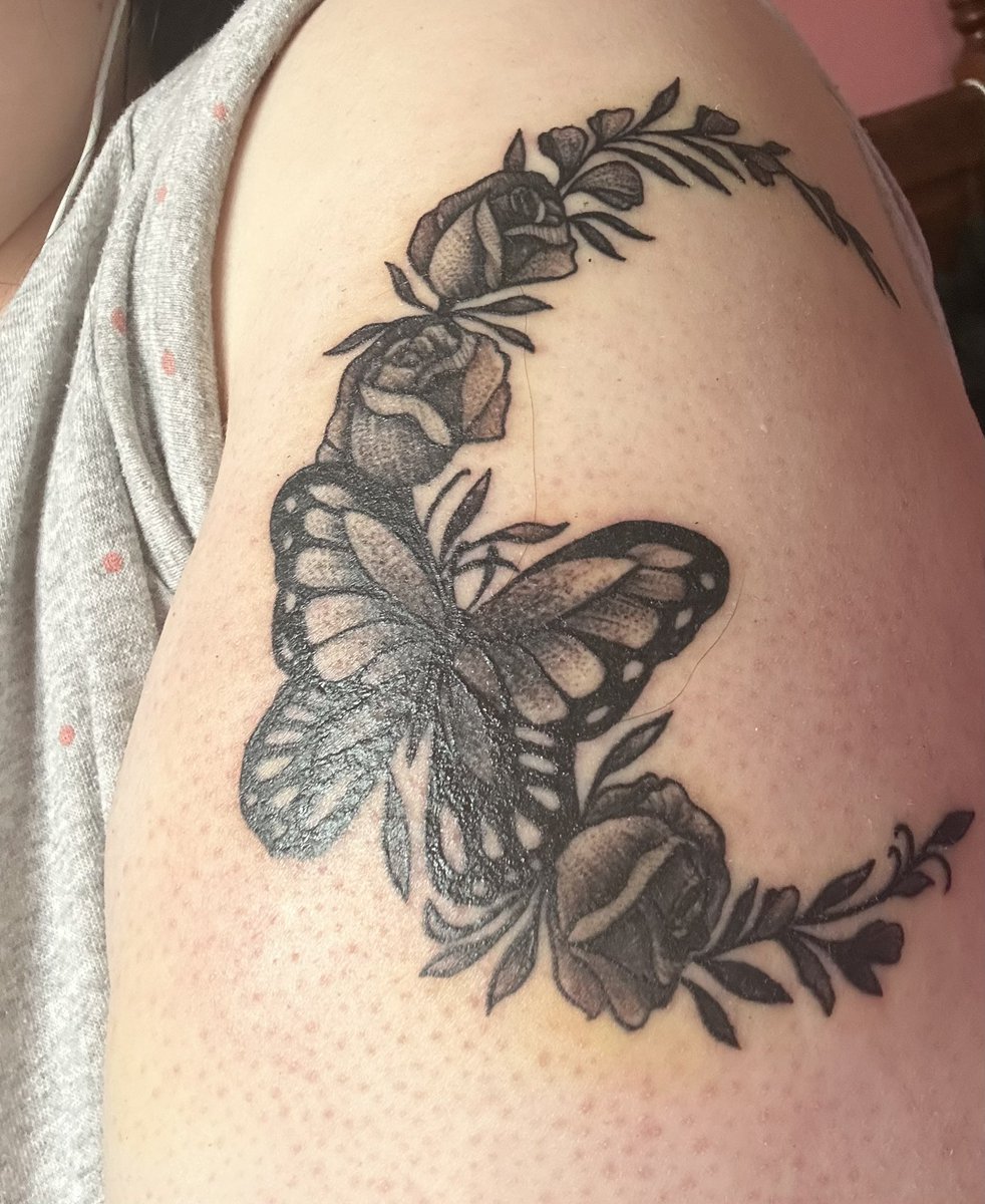 ELDowney_'s tweet photo. I’ve been struggling with my mental health quite a bit recently. And instead of SHing, I decided to take that urge and create something beautiful on my instead. I feel much better now. I have another booked for the 30th! #BPD #SH #Depression #Tattoo #Inked #Pierced https://t.co/4CLuWDf36f