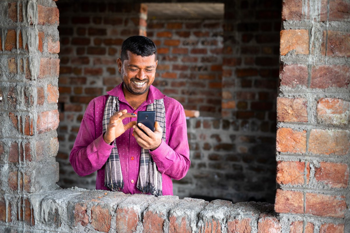 i3_program's tweet image. 91.5% of #Bangladesh&apos;s 111 million internet subscribers connect to the internet through a mobile phone.

Find out how Bangladesh can fulfill their unmet need for credit as a #mobilefirst and #digitalready nation.

👉 tinyurl.com/bdh84hs4