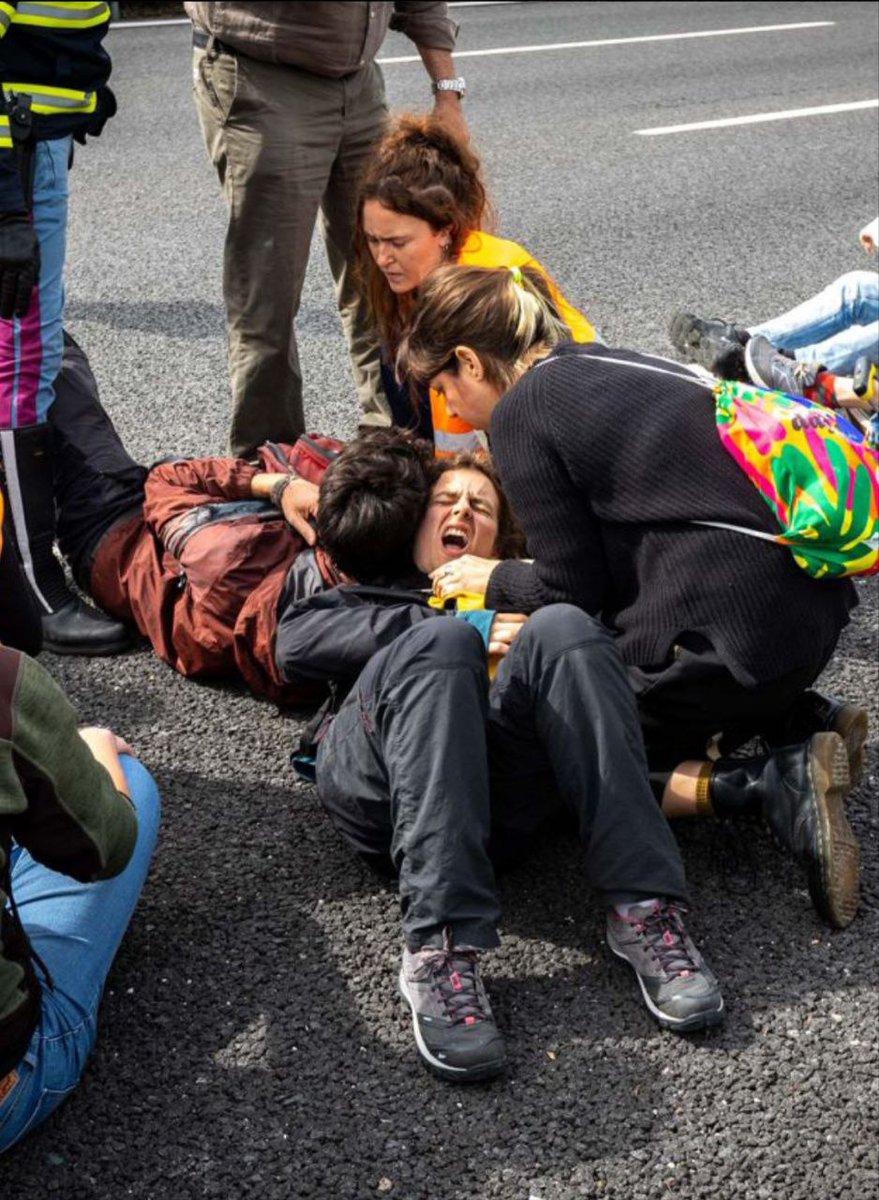 UltimaGenerazi1's tweet photo. ...Sento soprattutto il dovere di usare il mio corpo per chiedere allo Stato italiano di prendersi le sue responsabilità e investire in una vera transizione ecologica."
Non restare a guardare: https://t.co/vZ6DsZuExt
#UltimaGenerazione #clima #crisiclimatica #jetprivati https://t.co/r7TKBFHpQ3