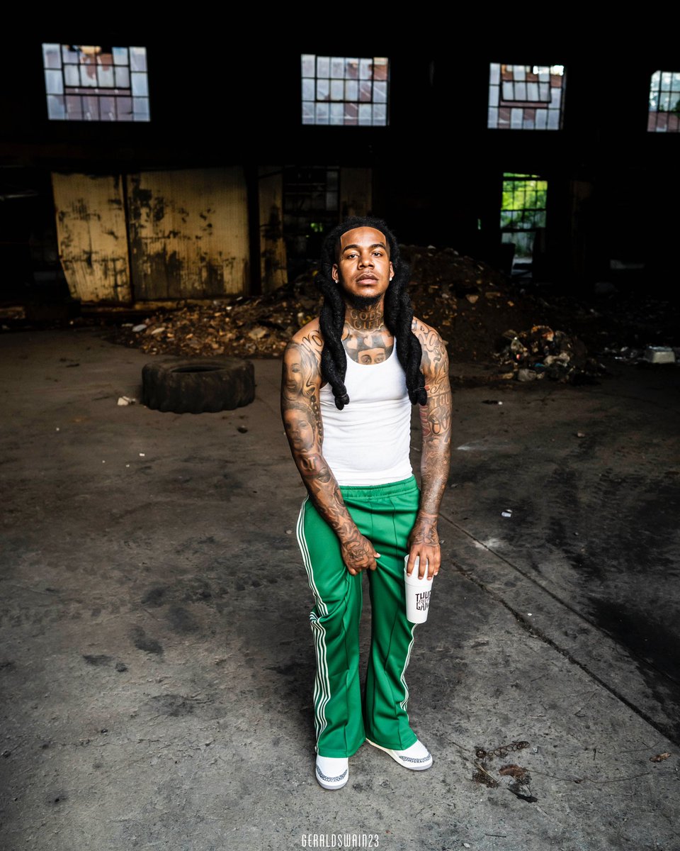 51June4G's tweet photo. She late on them lil bills ima look out 💶🏚️  #Tr5nchCh1ld https://t.co/jU6m7Okmjz