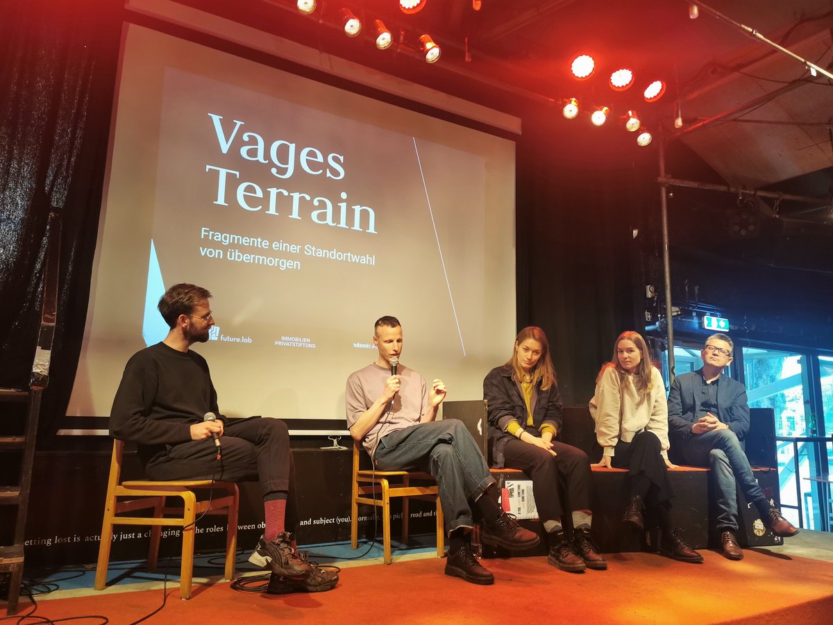 CDlabaja's tweet photo. Jetzt im #Fluc Buch &amp; Filmpräsentation #VagesTerrain 
Sehr schön zu sehen das es nun erschienen ist. Als einer der Autorinnen freue ich mich das es nun gedruckt vorliegt. 

https://t.co/x5qLSFBOjF https://t.co/02F3Tn8uAR