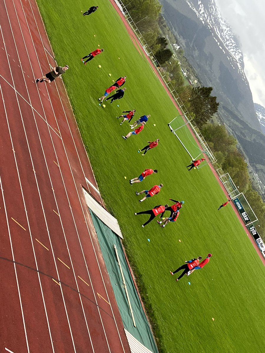 Stadion klar for kamp på lørdag!
I bildet ser man også Brian tilbake i jogg for første gang etter operasjon;)
