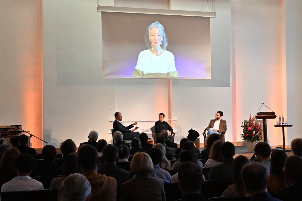 Podiumsgespräche zu Themen:
▶️ "Was leistet Politik für Sinti &amp; Roma in Bayern?" mit Mehmet Daimagüler, <a href="/LudwigSpaenle/">Dr. Ludwig Spaenle</a> &amp; Jane Weiß (<a href="/bpb_de/">bpb.de</a>)
▶️ "Aspekte des Alltags der Sinti &amp; Roma" mit Radoslav Ganev (<a href="/SvSintiundRoma/">sv_sintiundroma</a>), Benjamin Adler (MadHouse) &amp; Isabel Raabe (<a href="/RomArchive/">RomArchive</a>)