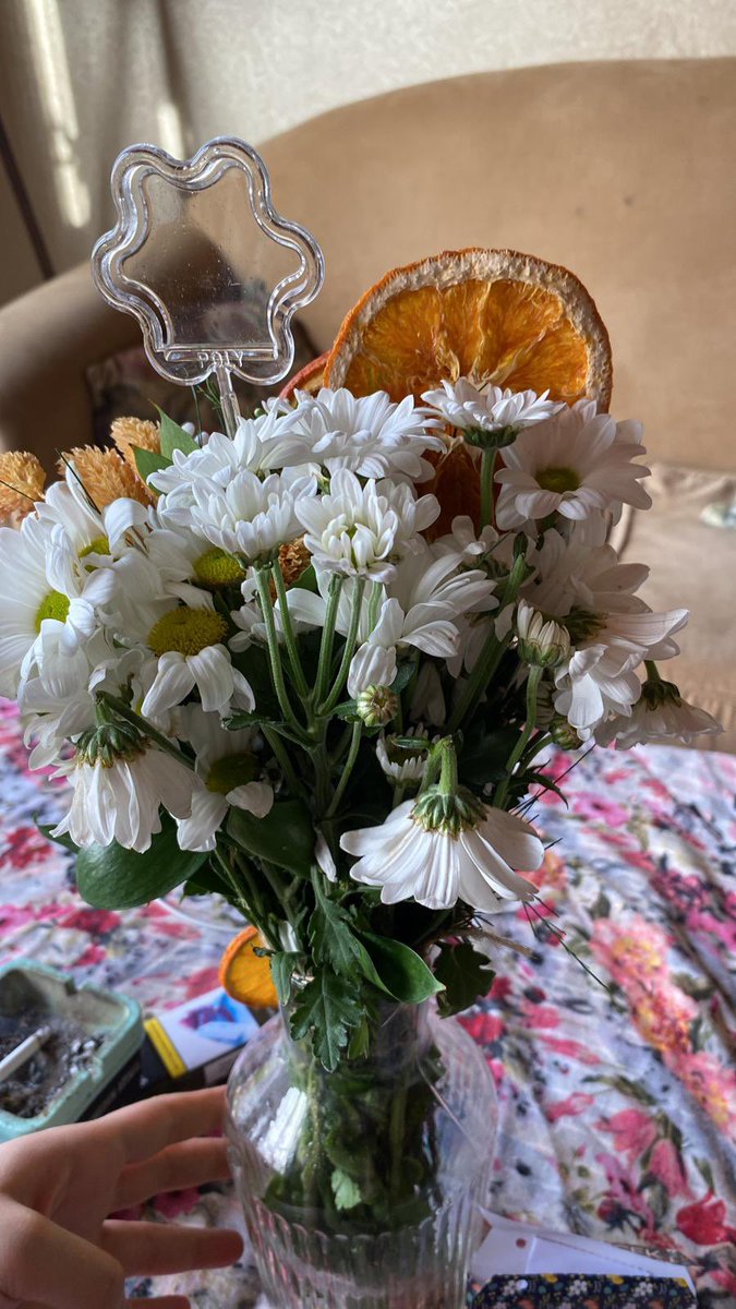 ebraralemdar's tweet photo. @Tazecicek sipariş edilen ve gelen:d isimle içerik arasında ironik bir bağ kurmaya çalıştınız anladığım kadarıyla.bir de siparişi hangi saatler arası göndermek istediğimize dair bir opsiyonu yerine getiremeyecekseniz sunmayın lütfen çünkü belirtilenden 2 saat sonra göndermişsiniz https://t.co/D2LsVvTeQG