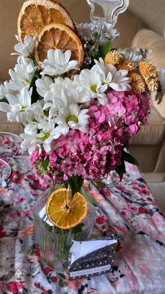 ebraralemdar's tweet photo. @Tazecicek sipariş edilen ve gelen:d isimle içerik arasında ironik bir bağ kurmaya çalıştınız anladığım kadarıyla.bir de siparişi hangi saatler arası göndermek istediğimize dair bir opsiyonu yerine getiremeyecekseniz sunmayın lütfen çünkü belirtilenden 2 saat sonra göndermişsiniz https://t.co/D2LsVvTeQG