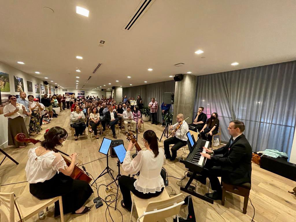 PARAGUAYinUSA's tweet photo. ¡Seguimos con las #fiestaspatrias2023 🇵🇾! 🎶🎻

El sábado 13, la Embajada del Paraguay y la Misión Permanente ante la OEA ofrecieron un concierto en conmemoración del 212° aniversario de la independencia nacional en La Cosecha (@lacosechadc). [1/3] https://t.co/KEiMqUKd8v