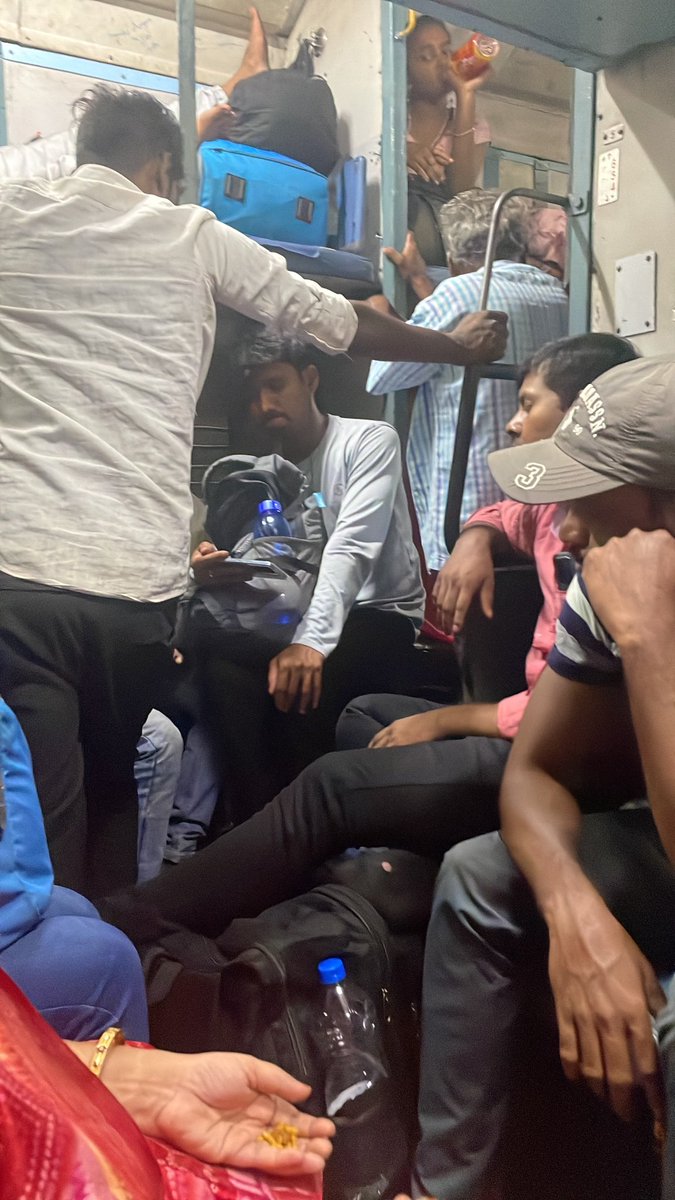 CitizenKamran's tweet photo. India needs more general compartments and more sleeper compartments instead of vanity projects like Bullet Train.

Retweet if you agree

This is 12704 Falaknama express (Secunderabad to Howrah) https://t.co/vMXtde8was