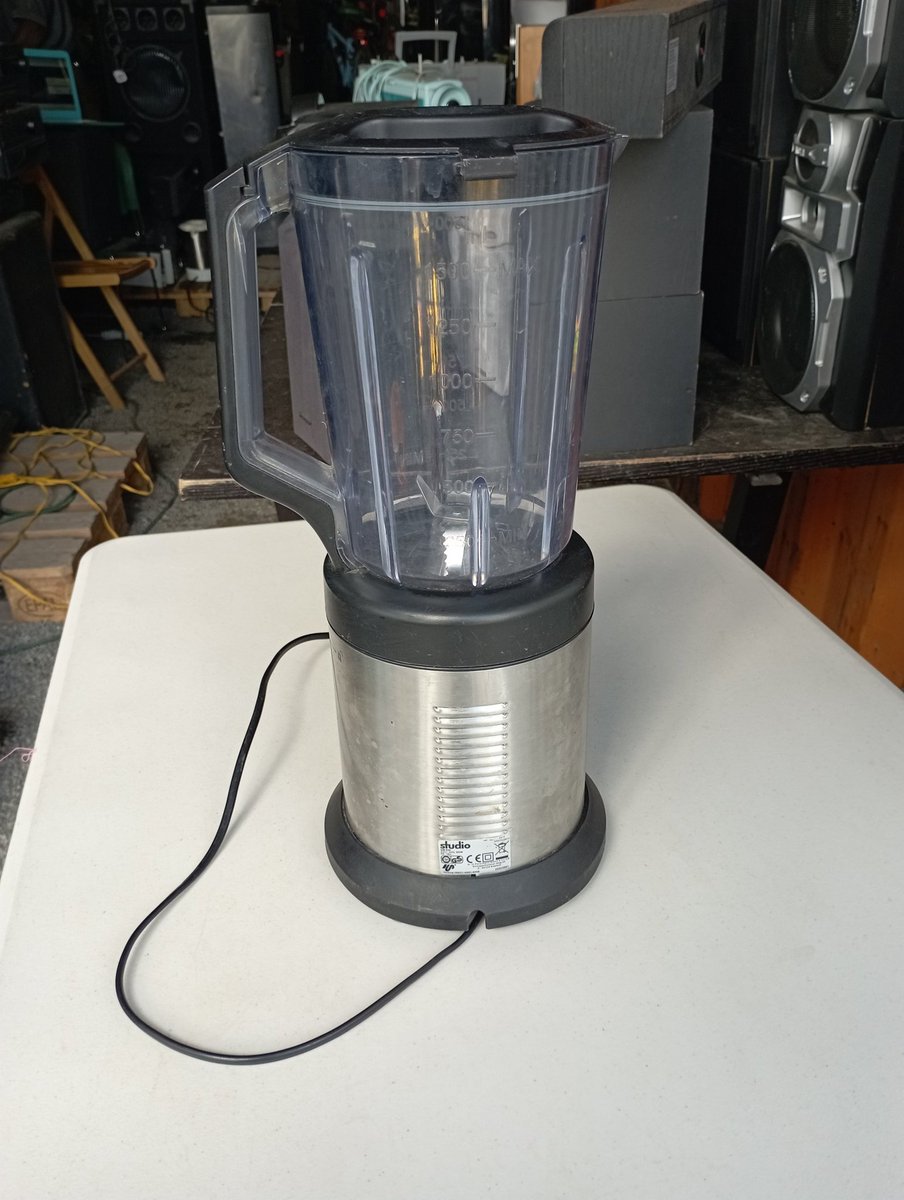 hypermall_ke's tweet image. An apple a day keeps the doctor away. Make yourself fruit juices of different kinds to keep yourself healthy with the studio UM600 blender. Remember no one can take care of your body other than you. Kes 4,000
#hypermall_ke
#studioblender
#blender