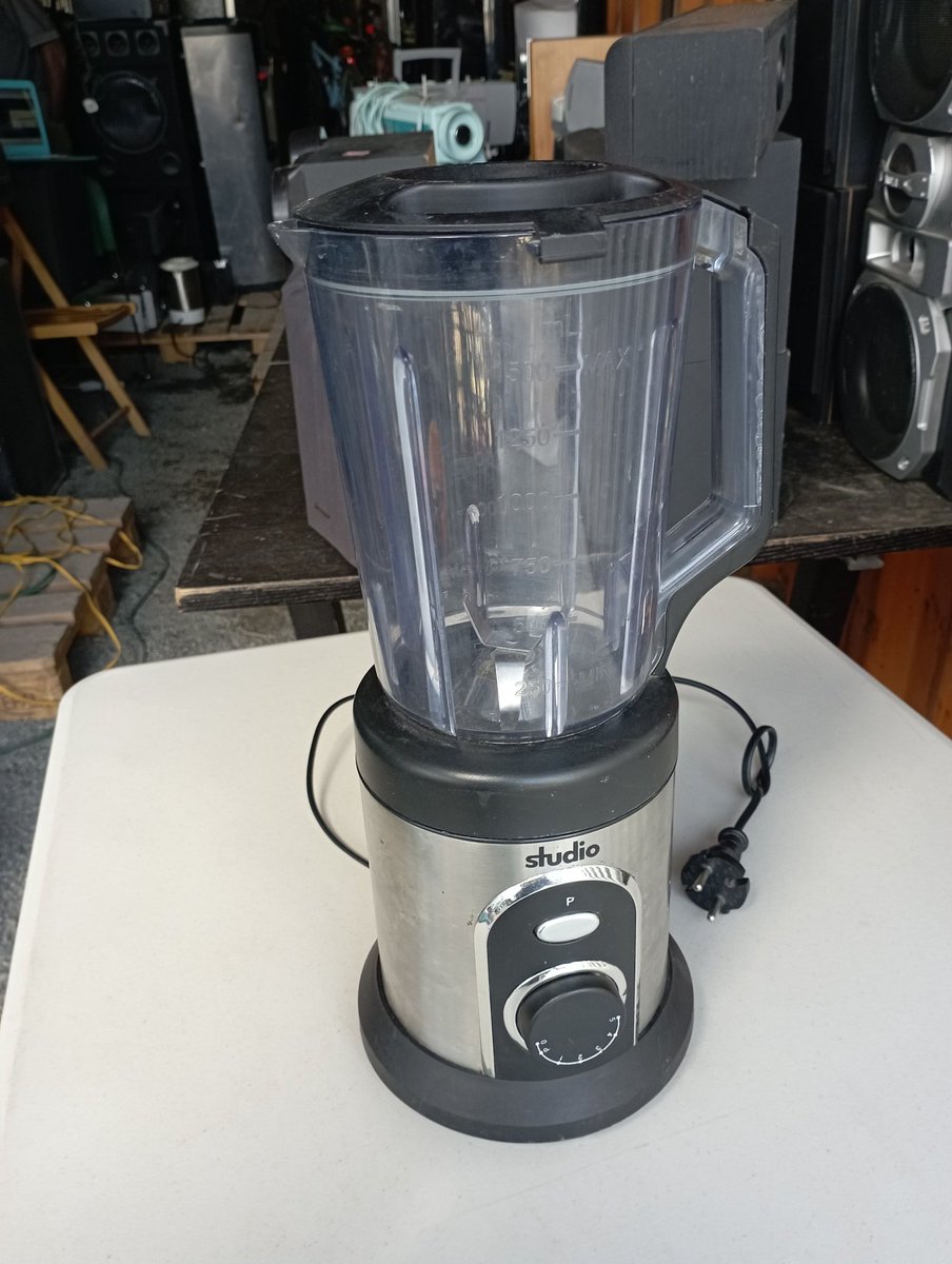 hypermall_ke's tweet image. An apple a day keeps the doctor away. Make yourself fruit juices of different kinds to keep yourself healthy with the studio UM600 blender. Remember no one can take care of your body other than you. Kes 4,000
#hypermall_ke
#studioblender
#blender