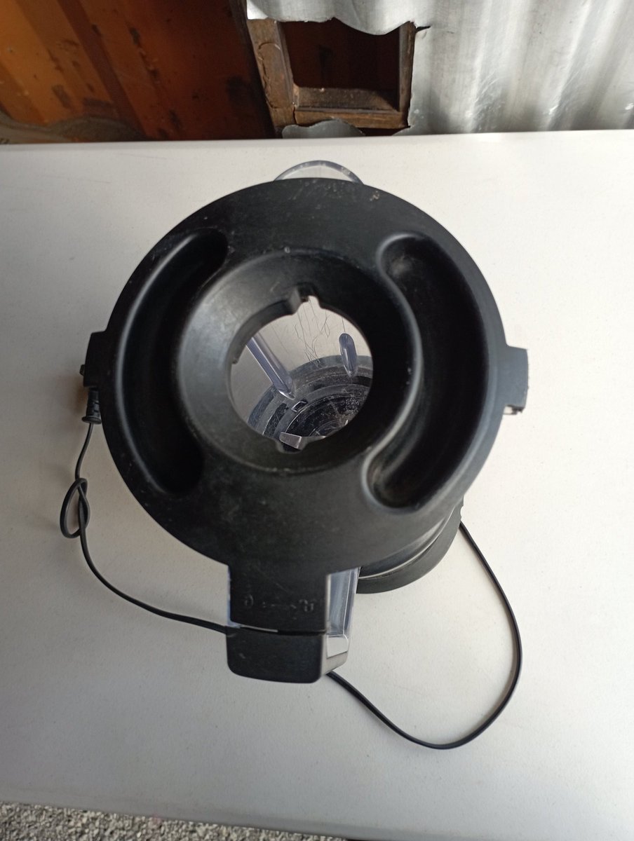 hypermall_ke's tweet image. An apple a day keeps the doctor away. Make yourself fruit juices of different kinds to keep yourself healthy with the studio UM600 blender. Remember no one can take care of your body other than you. Kes 4,000
#hypermall_ke
#studioblender
#blender