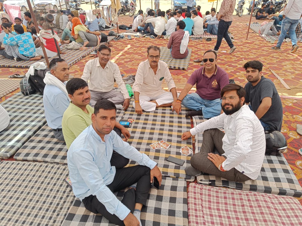विज्ञप्ति एक, पेपर एक,रिजल्ट एक लेकिन  वेतन अनेक
और सेवानिवर्ती तक फर्क अनेक
क्या यही है समानता?
सचिवालय का भी मंत्रालयिक है और अधिनस्थ का भी मंत्रालयिक है फिर वेतन में ये राजा और रंक का फेर क्यों?
क्या सरकार के पास है कोई जवाब
<a href="/1stIndiaNews/">First India News</a> <a href="/ashokgehlot51/">Ashok Gehlot</a> <a href="/zeerajasthan_/">ZEE Rajasthan</a> @