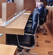 #parlement Et dire qu’en plus ces sièges €€€ trop encombrants sont quasi impossibles à manipuler dans les travées du parlement. Il faut faire lever les collègues pour circuler. Une plaie. En racheter était déjà une belle bêtise en soi.