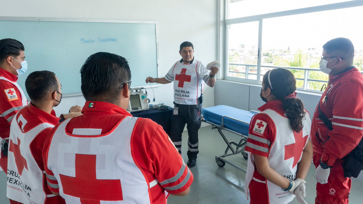 Nuestro sincero reconocimiento y admiración a quienes contribuyen con su experiencia y conocimientos en la formación de futuros Técnicos en Urgencias Médicas y Enfermeras/os. #DíadelMaestro🍎📏