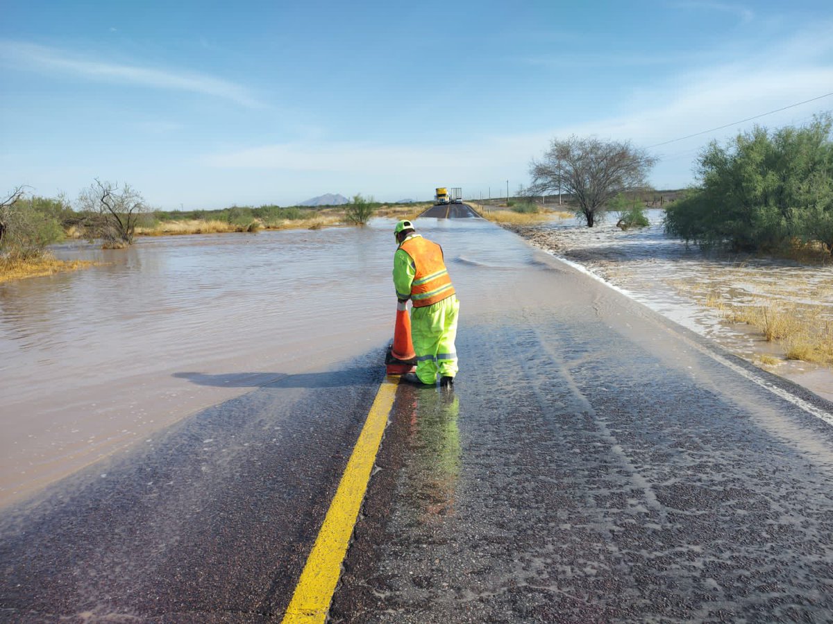 SICT_Durango's tweet photo. ⚠️Alerta⚠️

Centro @SCT_Durango, Se reporta cruce de agua en la Carretera Gómez Palacio - Jiménez en el vado del km 58+200. Circulación intermitente, se está transitando con precaución, un vehículo a la vez.

Se encuentra apoyando la GN con la cuadrilla de Conservación. https://t.co/qU8LC7Ni2A