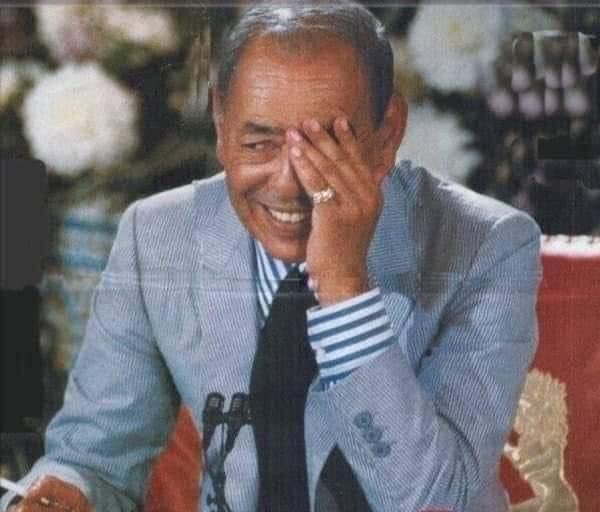 يُروى ان وفدًا من كبار العلماء العراقيين زار المغرب للوعظ والتدريس فلما أنهوا مهمتهم أقام لهم الملك الحسن الثاني - رحمه الله - مأدبة عشاء وتولى فيها إهداء كل عضو من أعضاء الوفد ساعة يد ثمينة، واستثنى الملك رئيس الوفد من هدية الساعات لأنه آنس فيه مهابة ووقاراً، فأهداه بدلاً عن