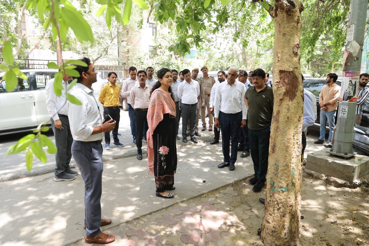 CeoNoida's tweet photo. During the field visit today, instructed the officials of @noida_authority on other works  as well. https://t.co/IV5fOA8LHp