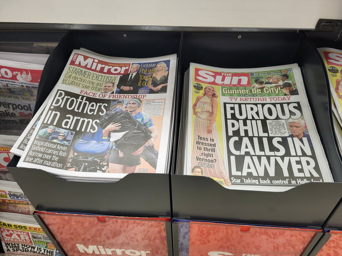 THEREDMACHINE's tweet photo. 2 papers. 2 very different front pages. One celebrating 2 national heroes #RobBurrow the other #SirKevinSinfield and the #rugbycommunity the other some clickbait story about #philschofield . Don't BUY #thescum #dontbuythesun @rugbyleaguelady @Six_Again
Bravo @DailyMirror 👏 👏 https://t.co/YPZElnTjfX